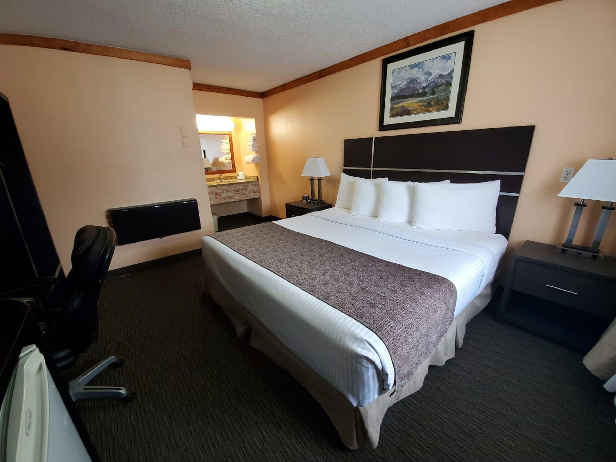 Travelodge By Wyndham Golden Sportsman Lodge Exterior photo