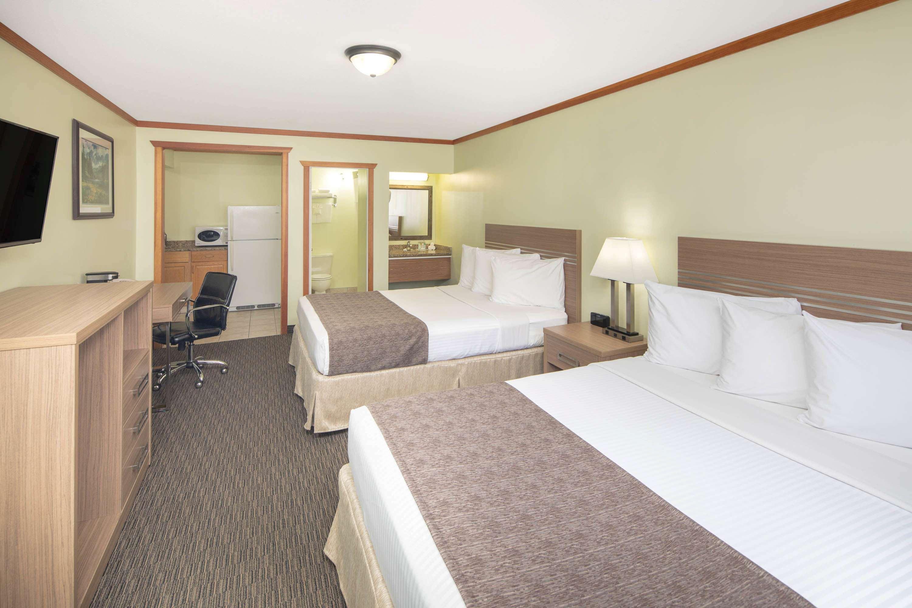 Travelodge By Wyndham Golden Sportsman Lodge Exterior photo