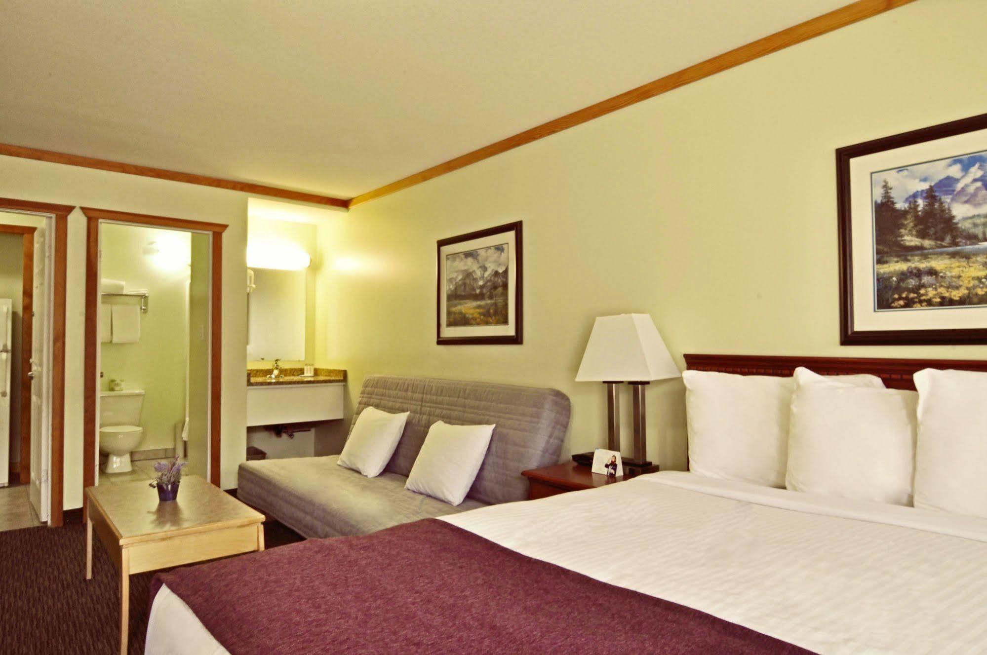 Travelodge By Wyndham Golden Sportsman Lodge Exterior photo
